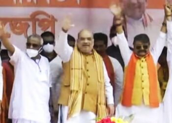 পদ্মের  মঞ্চে  শিশির