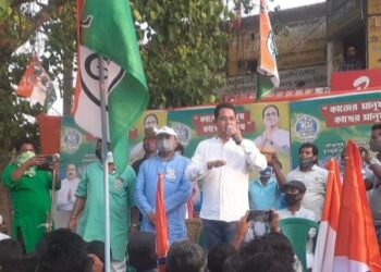 মনিরুল’কে হুমায়ুনের তোপ, ‘কোমরে দড়ি বেঁধে ঘুরিয়েছিলাম’