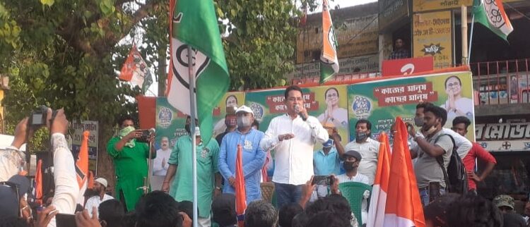 মনিরুল’কে হুমায়ুনের তোপ, ‘কোমরে দড়ি বেঁধে ঘুরিয়েছিলাম’