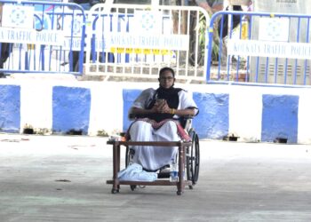 মুখ্যমন্ত্রী মমতা’র প্রচারে নির্বাচন  কমিশনের নিষেধাজ্ঞা