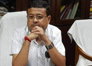 সাংসদ দিব্যেন্দু, অধিকারী পরিবারের সদস্য দিব্যেন্দু না তৃণমূল নেতা দিব্যেন্দু, পরিচয় নিয়ে ধন্দ তৃণমূলে