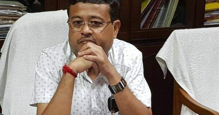 সাংসদ দিব্যেন্দু, অধিকারী পরিবারের সদস্য দিব্যেন্দু না তৃণমূল নেতা দিব্যেন্দু, পরিচয় নিয়ে ধন্দ তৃণমূলে