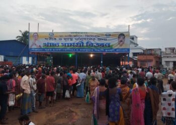 করোণাকালে খাদ্যসামগ্রী বিতরণের নজির বোলপুরে, এগিয়ে এল তৃণমূল কংগ্রেস ও আর্য সংঘ