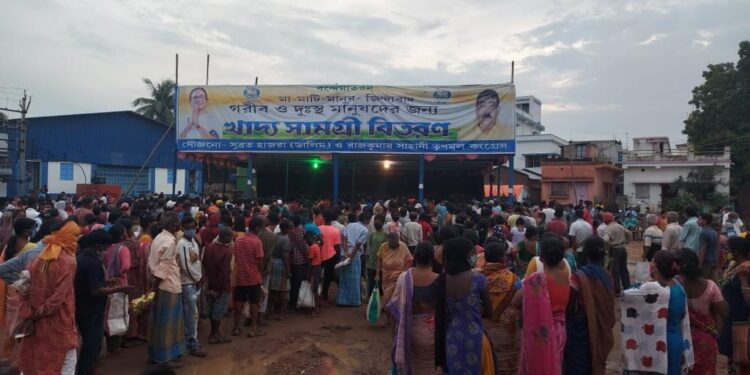 করোণাকালে খাদ্যসামগ্রী বিতরণের নজির বোলপুরে, এগিয়ে এল তৃণমূল কংগ্রেস ও আর্য সংঘ