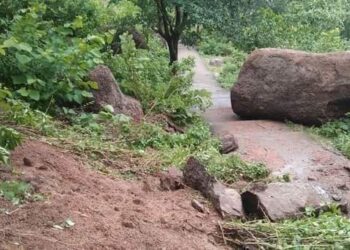 ‘হীরক রাজার দেশে’ র পাহাড়ে ধস, পুরুলিয়ার জয়চন্ডী পাহাড়ে সরল পাথর,আতঙ্কে বাসিন্দারা