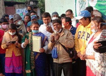 কোভিড বিধি শিকেয়, ভোট প্রচারে পাড়া মাতালেন ‘কাঁচা বাদাম’ খ্যাত ভূবন