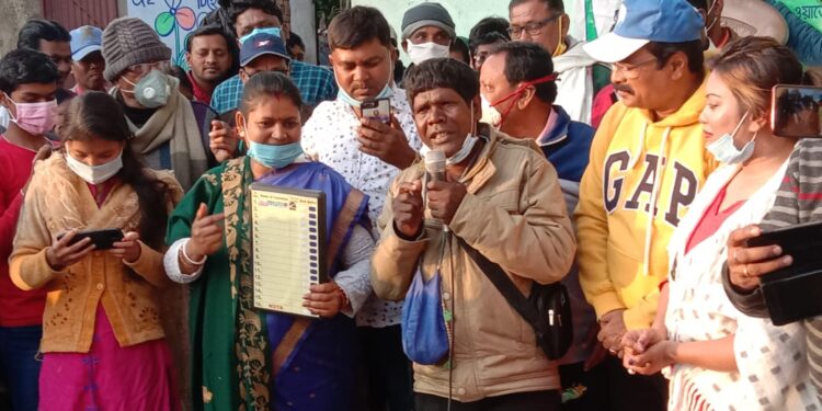 কোভিড বিধি শিকেয়, ভোট প্রচারে পাড়া মাতালেন ‘কাঁচা বাদাম’ খ্যাত ভূবন