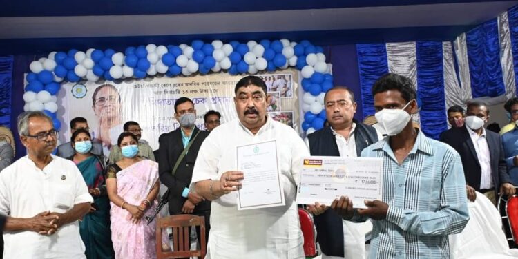 দেওচা-পাঁচামী  কয়লা খনি প্রকল্পে জমিদাতাদের চেক বিলি ও নিয়োগ প্রদান শুরু বীরভূমে