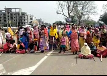 খাস জমি পাট্টা দেওয়ার নামে আত্মসাতের অভিযোগ,শাসক দলের স্থানীয় নেতৃত্বের বিরুদ্ধে অভিযোগ তুলে অবরোধের রাস্তায় আদিবাসীরা