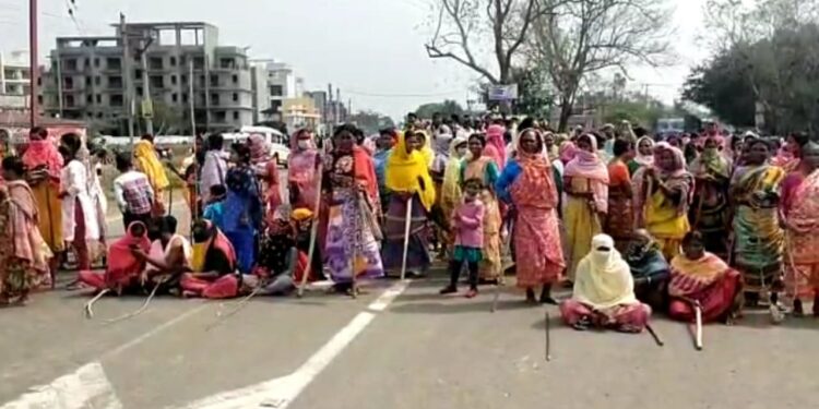 খাস জমি পাট্টা দেওয়ার নামে আত্মসাতের অভিযোগ,শাসক দলের স্থানীয় নেতৃত্বের বিরুদ্ধে অভিযোগ তুলে অবরোধের রাস্তায় আদিবাসীরা