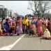 খাস জমি পাট্টা দেওয়ার নামে আত্মসাতের অভিযোগ,শাসক দলের স্থানীয় নেতৃত্বের বিরুদ্ধে অভিযোগ তুলে অবরোধের রাস্তায় আদিবাসীরা