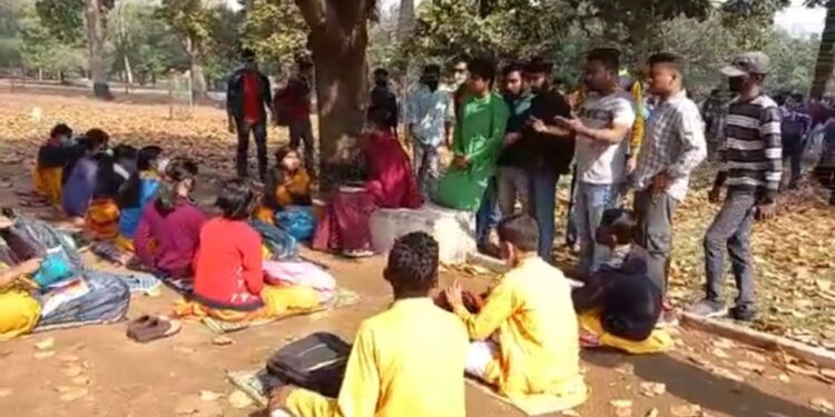 ফের বিশ্বভারতীতে ছাত্র আন্দোলন,  জোর করে বন্ধ করে দেওয়া হোল পঠন পাঠন