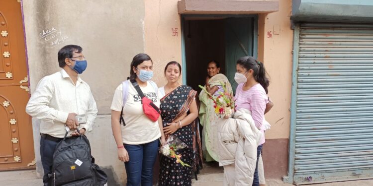 ইউক্রেন থেকে দুর্গাপুর ফিরল ডাক্তারী পড়ুয়া পর্ণশ্রী, খুশি উখড়া র দাস পরিবার