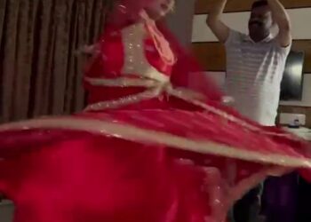 নতর্কীর উপর টাকা ছড়িয়ে বিতর্কে বীরভূম জেলা পরিষদের খাদ্য কর্মাধ্যক্ষ