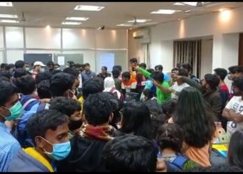 ঘেরাও মুক্ত বিশ্বভারতী র কর্মসচিবসহ তিন আধিকারিক,  তবে আন্দোলনে অনড় পড়ুয়ারা