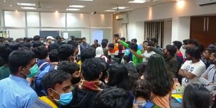 ঘেরাও মুক্ত বিশ্বভারতী র কর্মসচিবসহ তিন আধিকারিক,  তবে আন্দোলনে অনড় পড়ুয়ারা