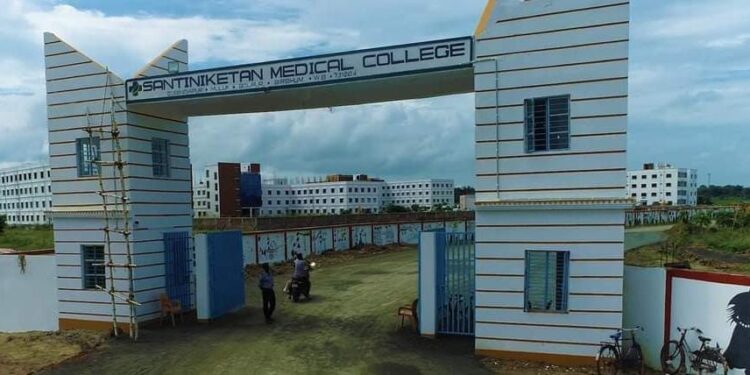 শান্তিনিকেতন মেডিকেল কলেজে এবিবিএসের শিক্ষাদান শুরু। কার্ডিওলজি বিভাগের ক্লাস শুরুর দিন আয়োজিত  আলোচনাসভায় উপস্থিত প্রখ্যাত চিকিৎসক ভবতোষ বিশ্বাস