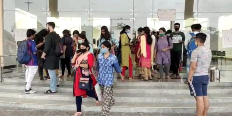 বিশ্বভারতীর কর্মসচিবের পদত্যাগ, আন্দোলনে অনড় ছাত্র ছাত্রীরা