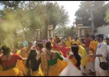 বিশ্বভারতীর আয়োজন ছাড়াই বসন্ত উৎসবে মাতল বোলপুর-শান্তিনিকেতন