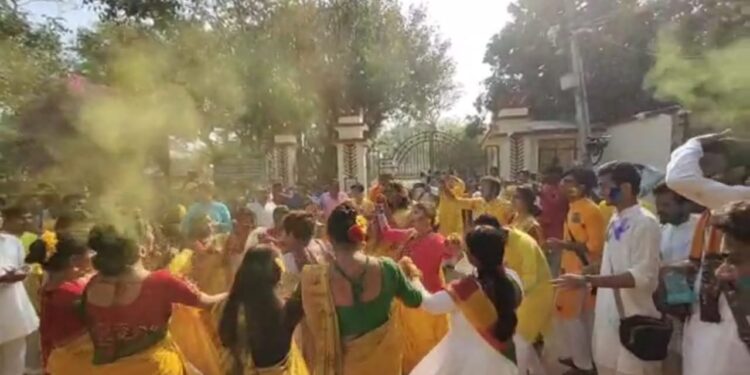 বিশ্বভারতীর আয়োজন ছাড়াই বসন্ত উৎসবে মাতল বোলপুর-শান্তিনিকেতন