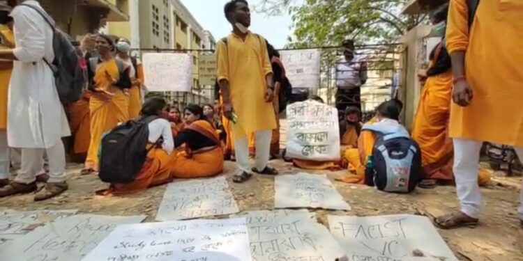 বিশ্বভারতীর পাঠভবন ও শিক্ষাসত্রে ছাত্রদের পরীক্ষা বয়কটের জের, অনির্দিষ্টকালের জন্য পরীক্ষা স্থগিতের নির্দেশ কর্তৃপক্ষের