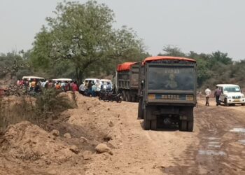 আসানসোলে ফের কয়লা পাচারের অভিযোগ, স্থানীয় দের বিক্ষোভ সালানপুরে,আটক কয়লাবোঝাই ৬ টি ডাম্পার,তদন্তে পুলিশ