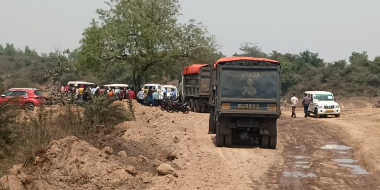 আসানসোলে ফের কয়লা পাচারের অভিযোগ, স্থানীয় দের বিক্ষোভ সালানপুরে,আটক কয়লাবোঝাই ৬ টি ডাম্পার,তদন্তে পুলিশ