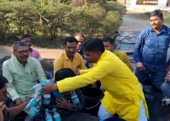 জলসঙ্কটের প্রতিবাদ জানিয়ে সরকারি ইঞ্জিনিয়ারকে ফাঁকা জলের বোতলের মালা পড়ালেন পঞ্চায়েত সমিতির সভাপতি, আসানসোলের রাণিগঞ্জে ঘটনা নিয়ে বিতর্ক