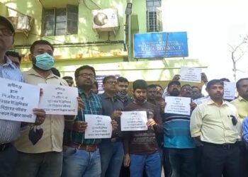 পিএইচই ইঞ্জিনিয়ারকে নিগ্রহের অভিযোগ, রাণিগঞ্জ পঞ্চায়েত সমিতির সভাপতি বিনোদ নুনিয়া র বিরুদ্ধে মামলা রুজু করল পুলিশ। ইঞ্জিনিয়ারদের বিক্ষোভ অব্যাহত