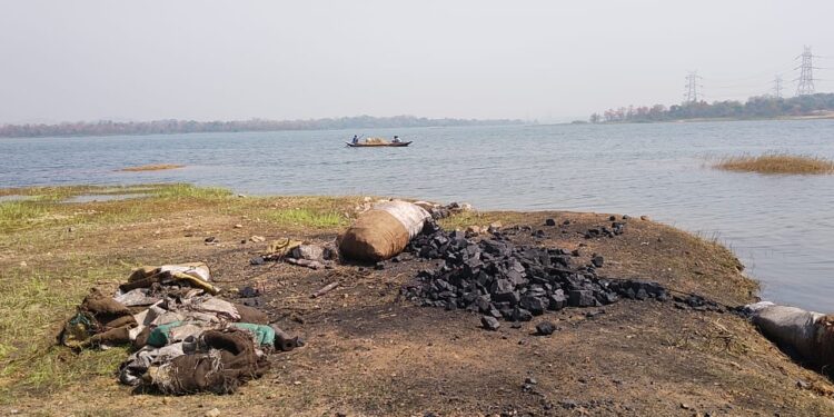 নৌকাপথে কয়লা ও কোয়ার্জের চোরাচালান আসানসোলের সালানপুরে,হুঁশ নেই পুলিশ প্রশাসনের