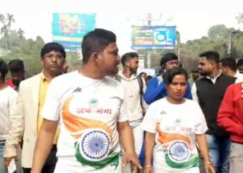 পৃথিবী বাঁচাতে পায়ে হেঁটে দিল্লী যাত্রা দুর্গাপুরের পরিবেশপ্রেমী দম্পতির