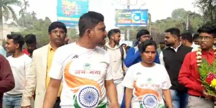 পৃথিবী বাঁচাতে পায়ে হেঁটে দিল্লী যাত্রা দুর্গাপুরের পরিবেশপ্রেমী দম্পতির