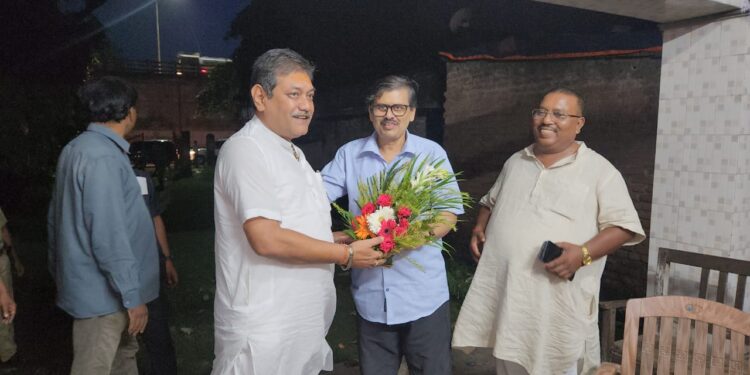 রাজনৈতিক সৌজন্য। বন্ধ থাকা সিপিএমের কার্যালয়ের তালা খোলালেন টিএমসি নেতা