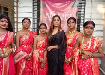 দুগ্গা’ র সাজে সমাজের ব্রাত্যজন। ইচ্ছাপূরণ সোমা’র হাতে।