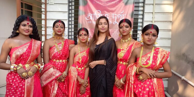 দুগ্গা’ র সাজে সমাজের ব্রাত্যজন। ইচ্ছাপূরণ সোমা’র হাতে।