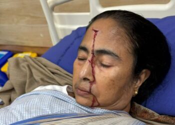 পড়ে গিয়ে জখম মুখ্যমন্ত্রী মমতা বন্দ্যোপাধ্যায়। ‘অবস্থা স্থিতিশীল’- জানালেন অভিষেক