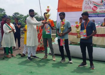 বিশাল তেরঙা উড়িয়ে ও মানবতার ম্যারাথনের মাধ্যমে স্বাধীনতা দিবস উদযাপন