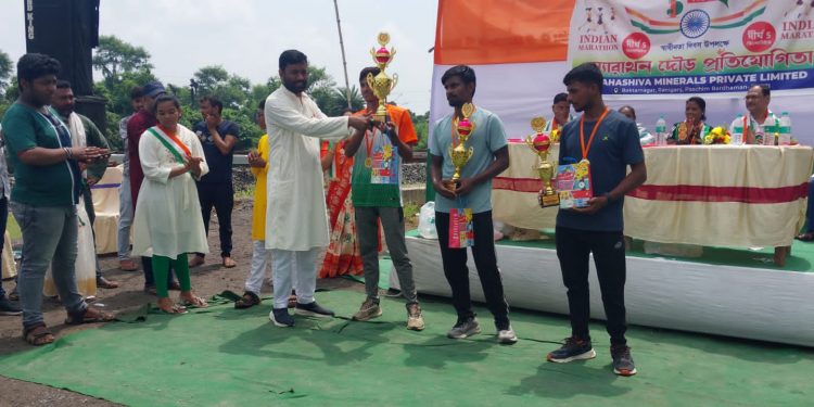 বিশাল তেরঙা উড়িয়ে ও মানবতার ম্যারাথনের মাধ্যমে স্বাধীনতা দিবস উদযাপন