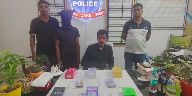 রানীগঞ্জে চুরির কিনারা, গ্রেপ্তার দুষ্কৃতী, উদ্ধার খোয়া যাওয়া অর্থ ও মোবাইল