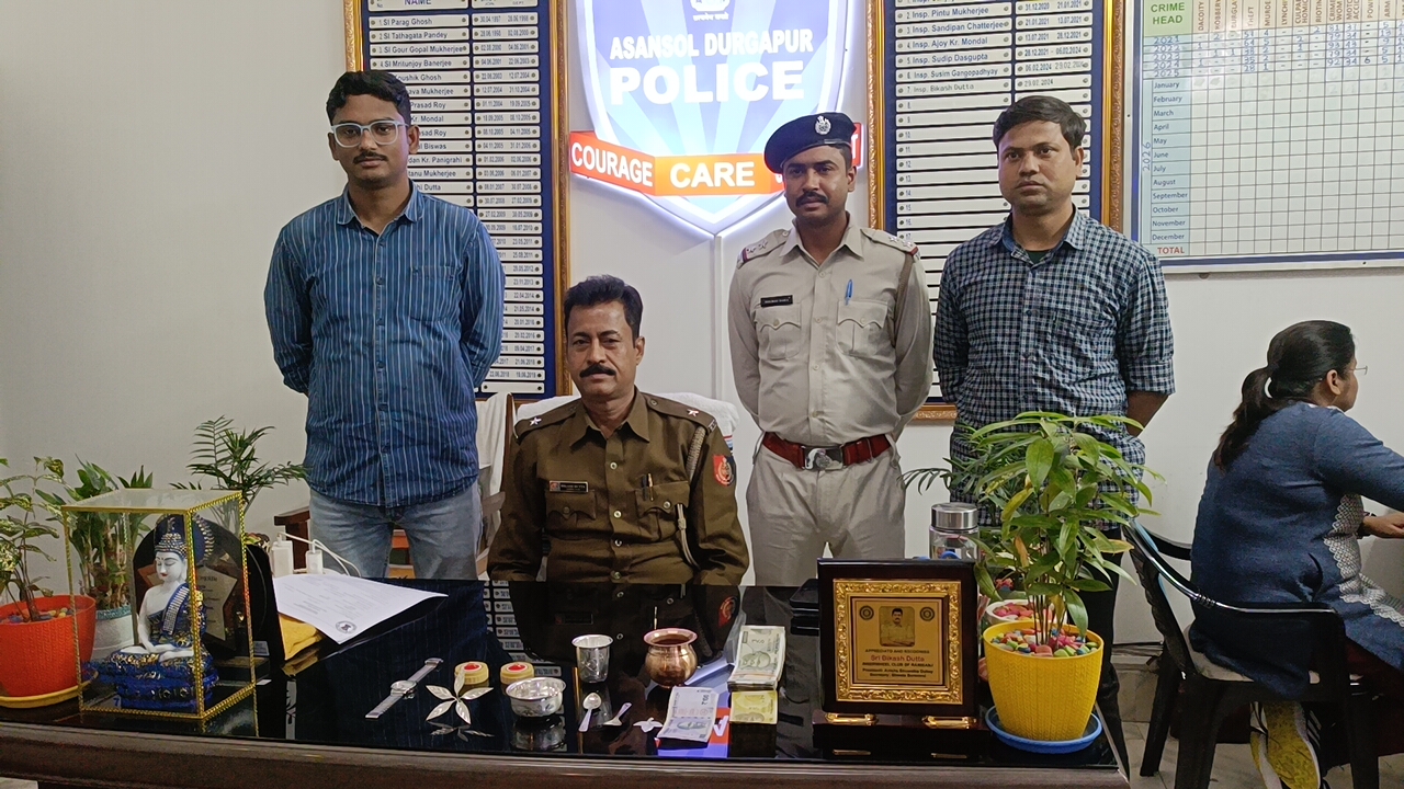 প্রাক্তন কলেজ অধ্যক্ষের বাড়িতে চুরির কিনারা, গ্রেফতার দুই কুখ্যাত চোর, উদ্ধার সামগ্রী, সাফল্য রানীগঞ্জ থানার।